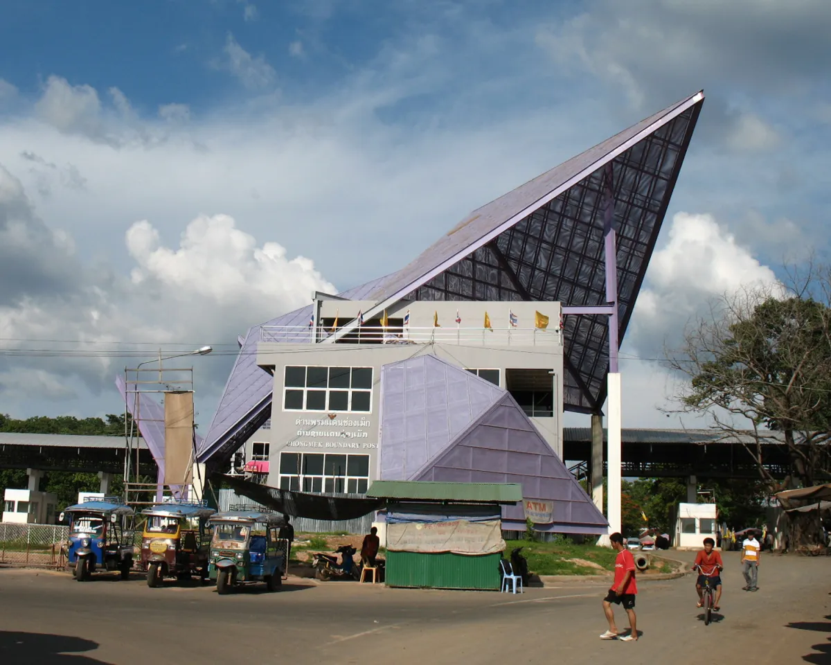 Must-Visit Tourist Attractions: Chong Mek Border Checkpoint