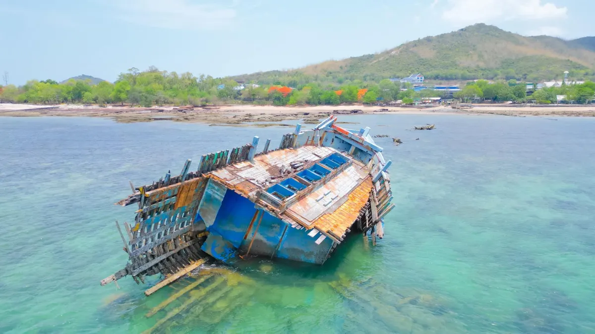 Astonishing! Sea level drops revealing "Fishing Boat Graveyard" in Samaesan Bay