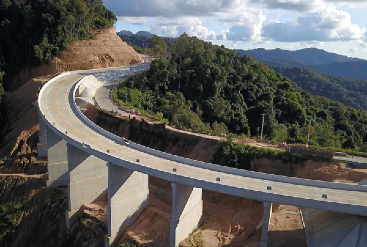 The "Kew Lom Bridge," a new landmark in Mae Hong Son, offers views of the foggy mountain tops during the winter season.