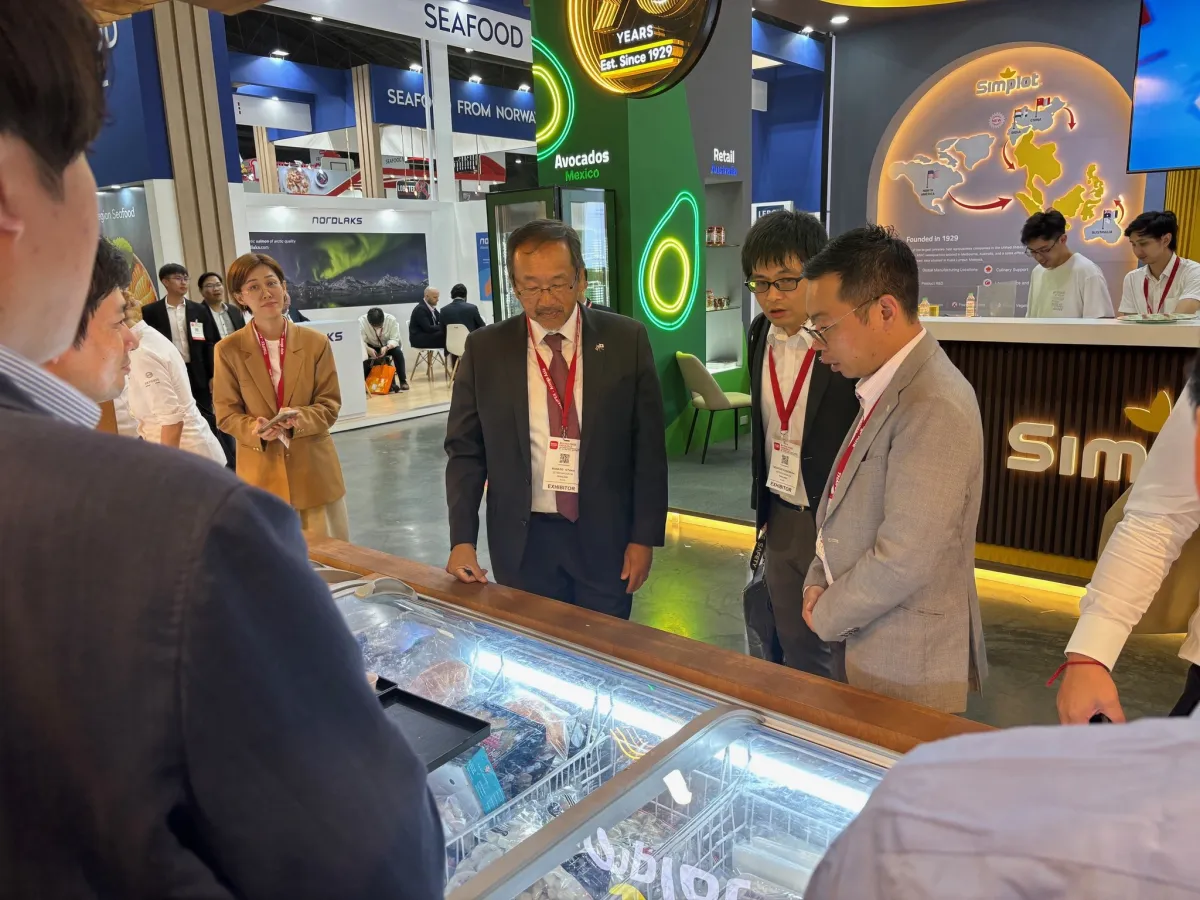 大鷹駐タイ日本国大使は、館員とともに、東南アジア最大級の食品展示会THAIFEXを訪問しました。