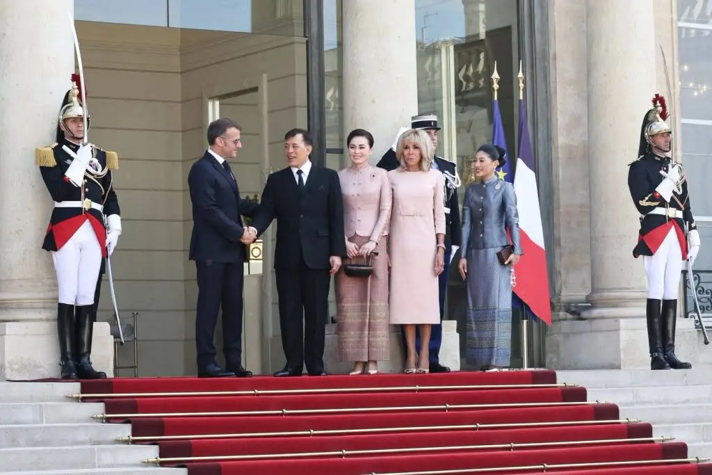 พระบาทสมเด็จพระเจ้าอยู่หัว และสมเด็จพระนางเจ้า ฯ พระบรมราชินี พร้อมด้วยสมเด็จพระเจ้าลูกเธอ เจ้าฟ้าสิริวัณณวรี นารีรัตนราชกัญญา เสด็จฯ เยือนทำเนียบประธานาธิบดี